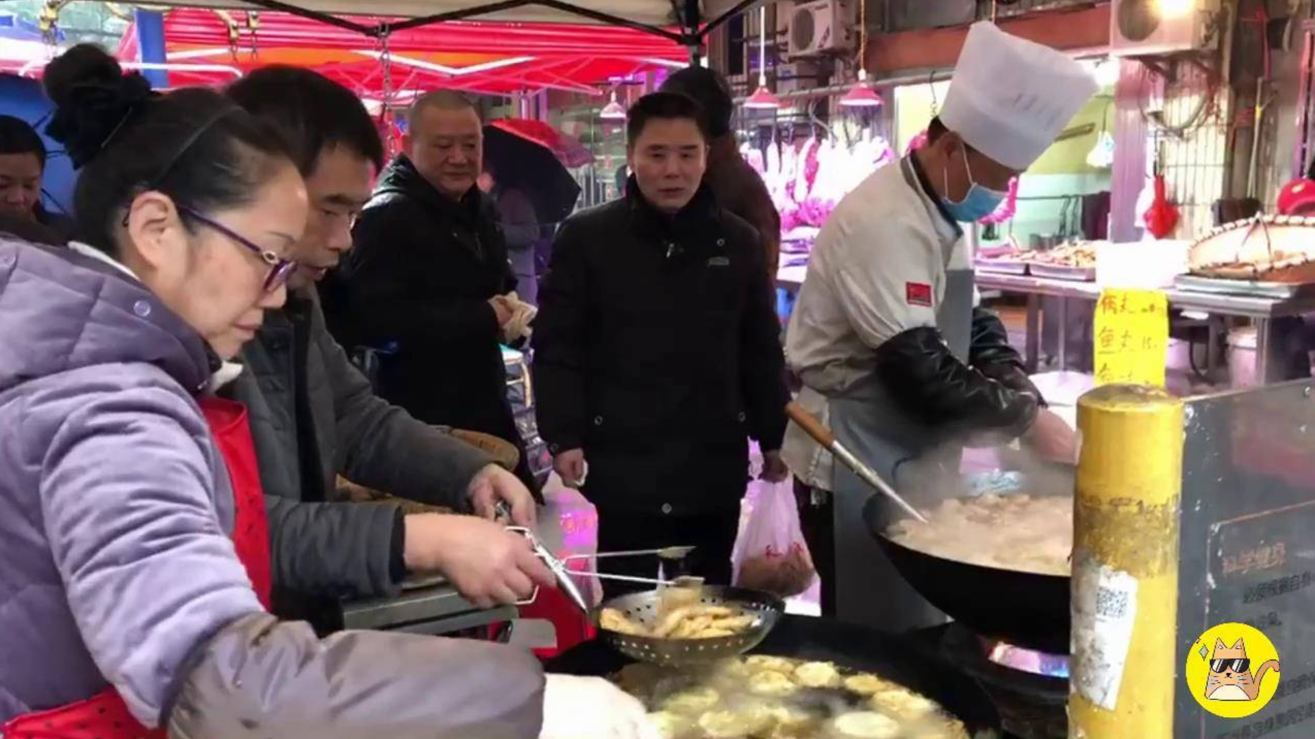 武汉独特美食,15元一斤!雇3个师傅现炸现卖,每天10大锅不够卖